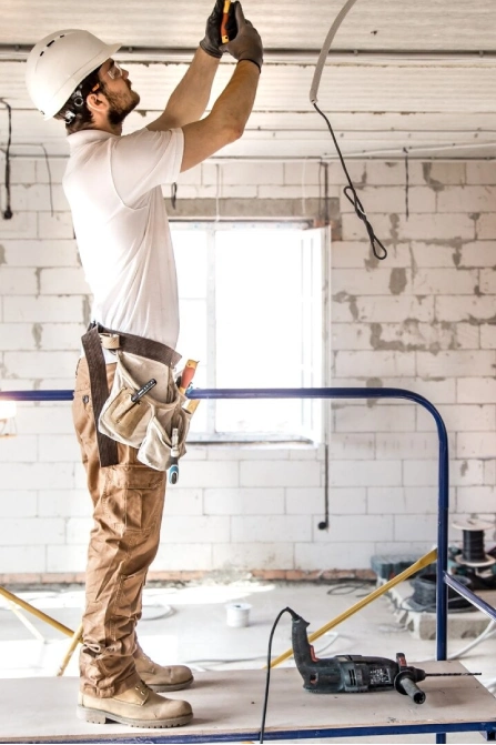 albanil sevilla arreglando techo